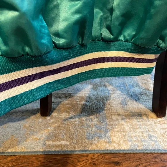 Nice Vintage Chalk Line Charlotte Hornets Size XL Starter Style Spellout Rare